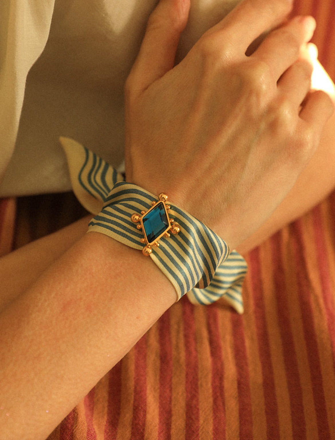 ornement-circusbleu-annee-divinity-sete