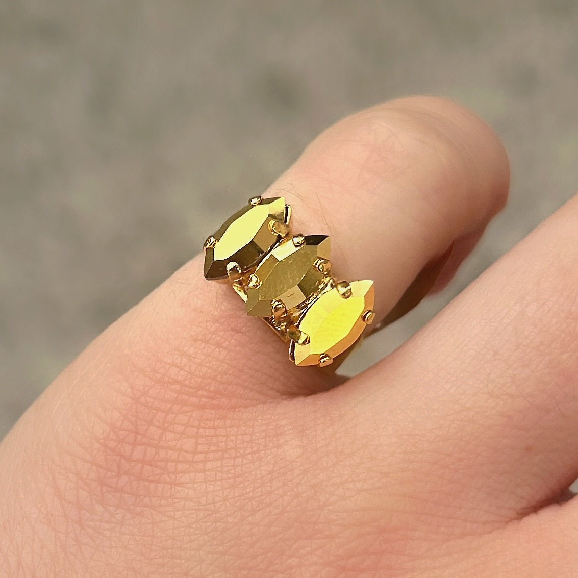 Bague petit doigt trois pierres dorées Crézus