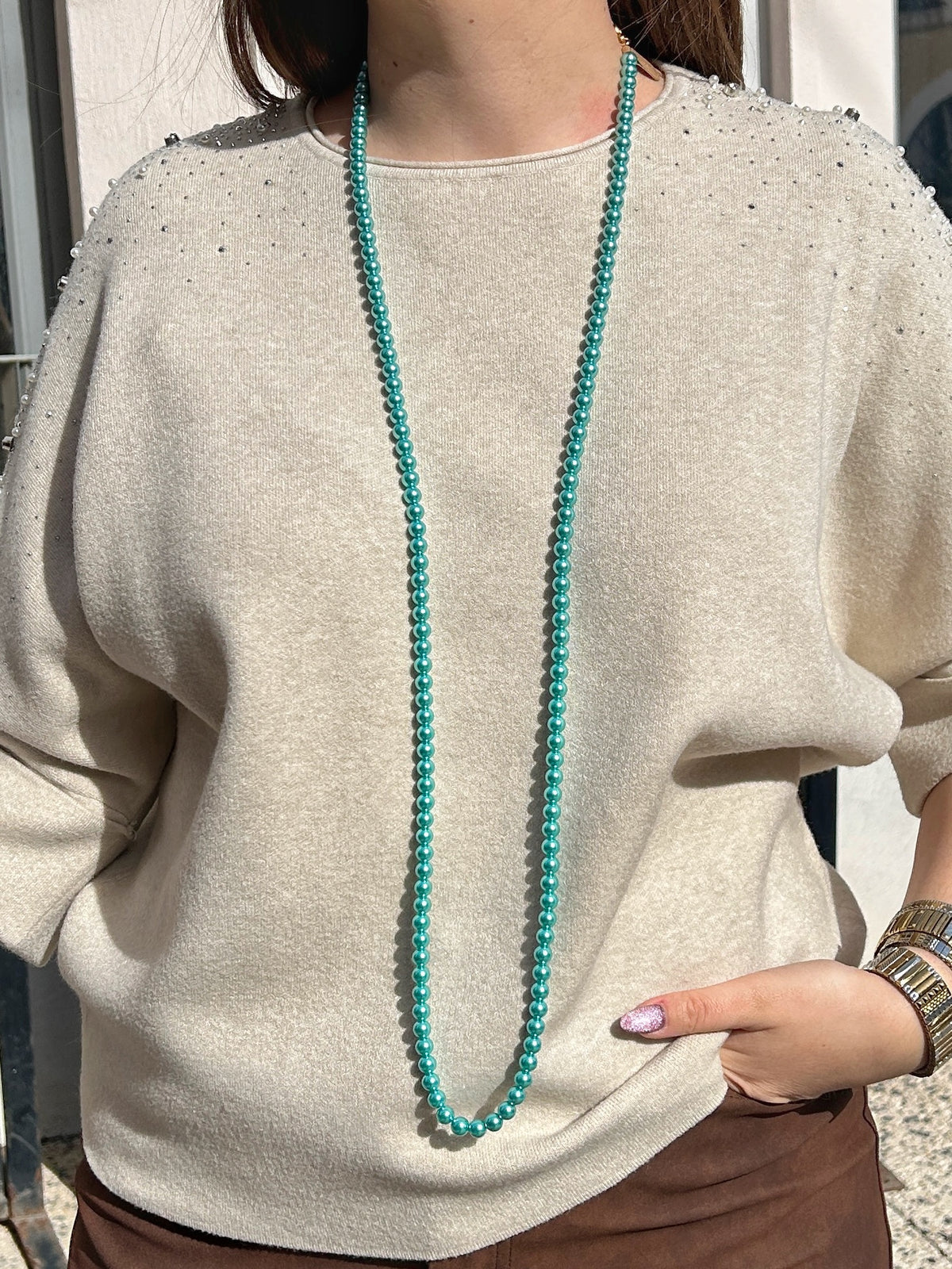 Sautoir Perlia Turquoise Francine Bramli Paris, long collier composé de perles rondes turquoise aux reflets nacrés sur fond blanc.