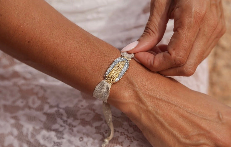 Collection de bijoux Amadrina en acier doré à l'or fin 18K inspirée de la Corse chez Divinity Sète