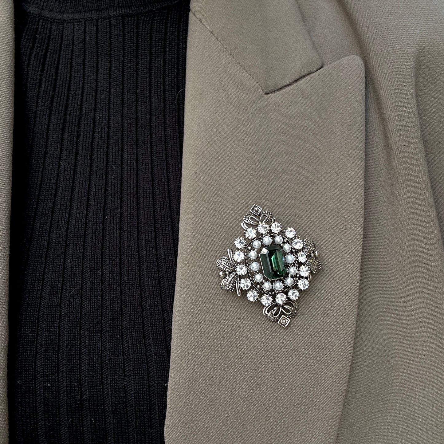 BROCHE - EMERAUDE ROYALE