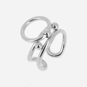Bague Aglae Zag portée à la main