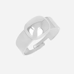 Bague Bernie Zag portée au doigt