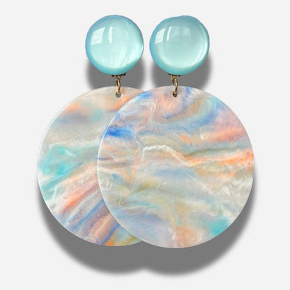 Boucles Rainbow Turquoise Francine Bramli Paris en résine pastel portées