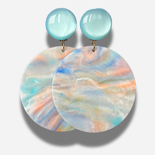 Boucles Rainbow Turquoise Francine Bramli Paris en résine pastel portées