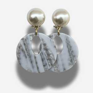 Boucles Arnica Perles Francine Bramli Paris blanches nacrées avec pendentif rond ajouré