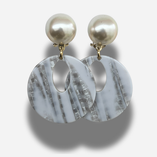 Boucles Arnica Perles Francine Bramli Paris blanches nacrées avec pendentif rond ajouré