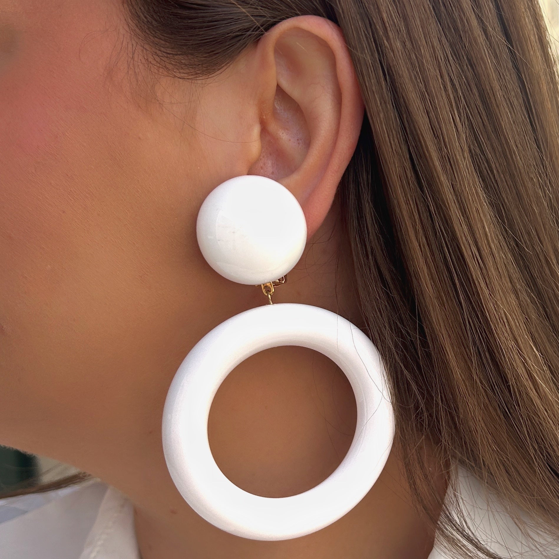 Boucles Comète Blanches Francine Bramli Paris avec anneau XXL blanc chez Divinity Sète