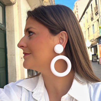 Boucles Comète Blanches Francine Bramli Paris avec anneau XXL blanc chez Divinity Sète