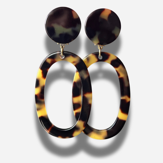 Boucles Elea Écaille de Tokyo Francine Bramli Paris en résine écaille noire et beige forme ovale ajourée