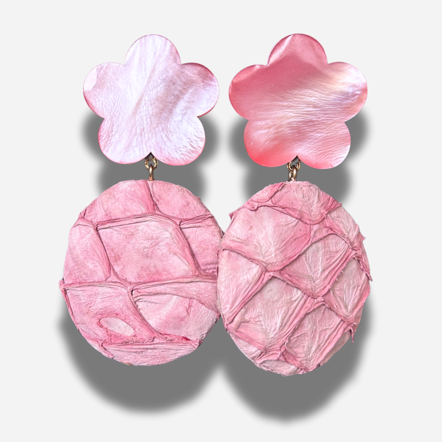 Boucles Flora Rose Cuir Francine Bramli Paris avec fleur nacrée rose et pendentif rond en cuir rose texturé