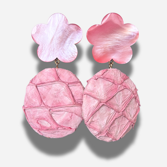 Boucles Flora Rose Cuir Francine Bramli Paris avec fleur nacrée rose et pendentif rond en cuir rose texturé