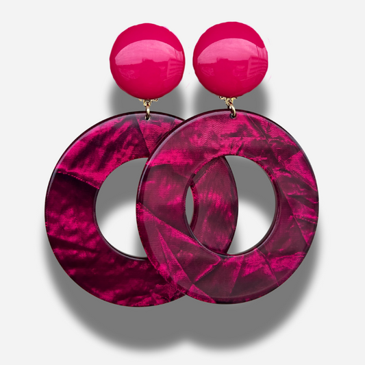 Boucles d’oreilles Yuki Framboise Francine Bramli Paris en résine rose fuchsia avec grand anneau ajouré