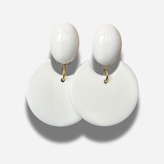 Boucles Karen Blanc Francine Bramli Paris blanches graphiques portées chez Divinity Sète