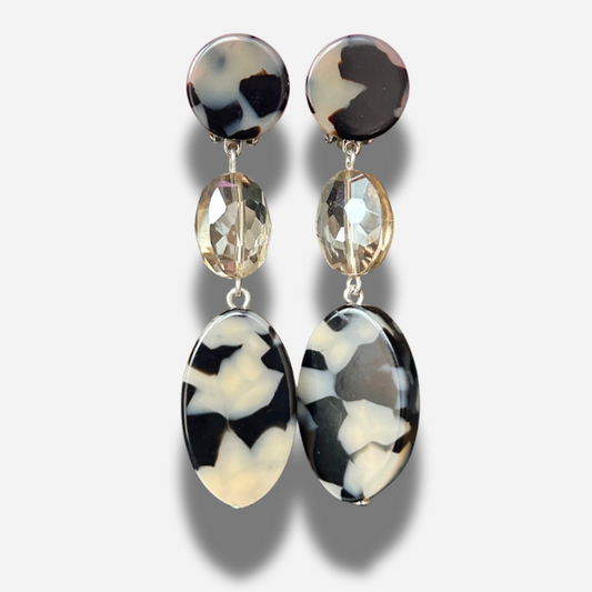 Boucles Lina Écaille Noir et Blanc Francine Bramli Paris en résine marbrée noir ivoire et cristal facetté
