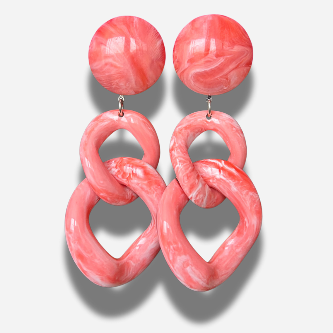 Boucles Maillons Corail Francine Bramli Paris en résine rose marbrée chez Divinity Sète