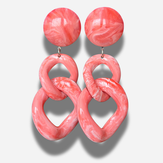 Boucles Maillons Corail Francine Bramli Paris en résine rose marbrée chez Divinity Sète