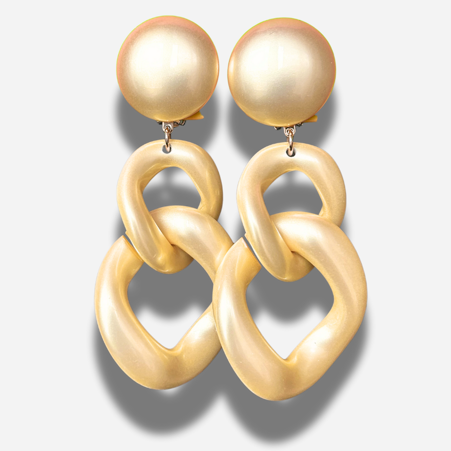 Boucles Maillons Vanille Francine Bramli Paris en résine ivoire satinée avec grands maillons entrelacés oversize.