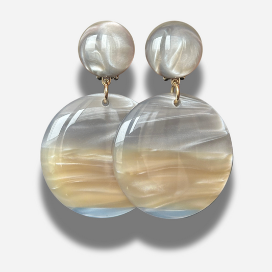 Boucles Mara Francine Bramli Paris en résine nacrée gris et beige chez Divinity Sète