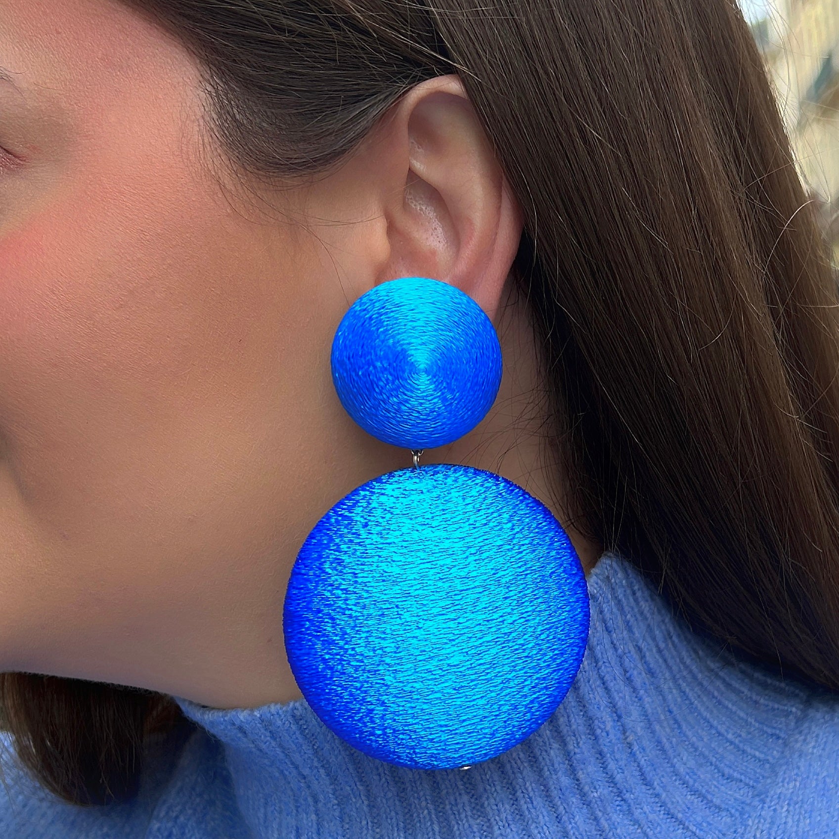 Boucles-doreilles-satin-bleu-francine-bramli-divinity-sete