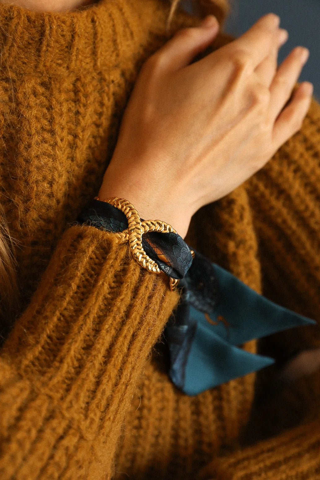 Ruban en soie 4 cm Serpent Bleu An-née motif animalier bleu nuit turquoise et jaune