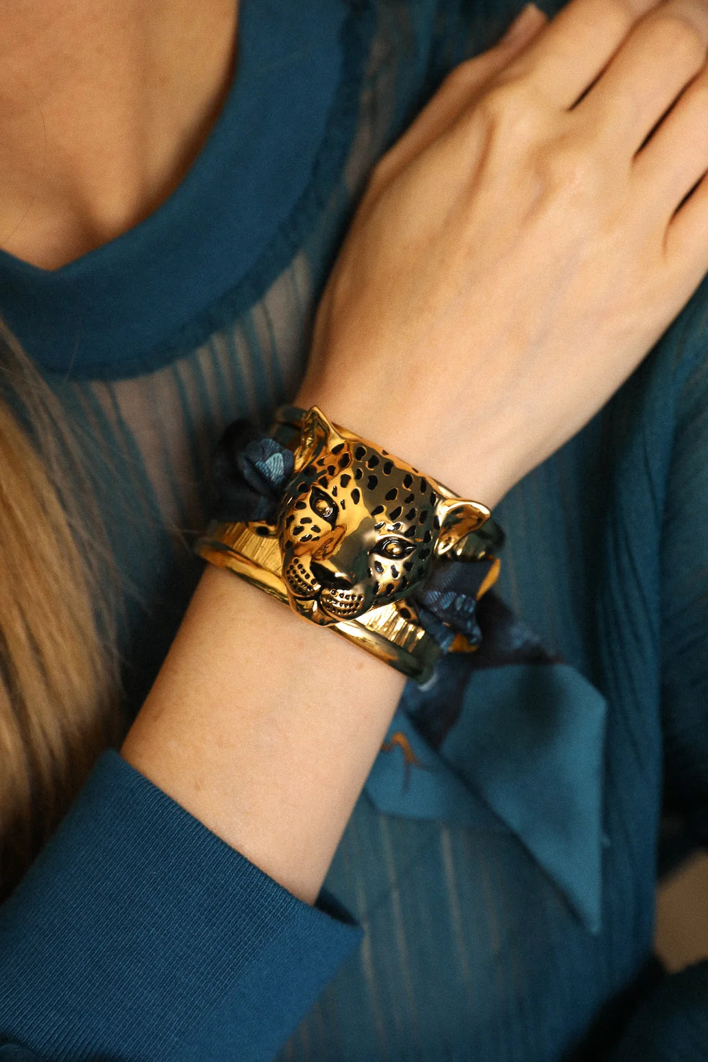 Ruban en soie 4 cm Serpent Bleu An-née motif animalier bleu nuit turquoise et jaune