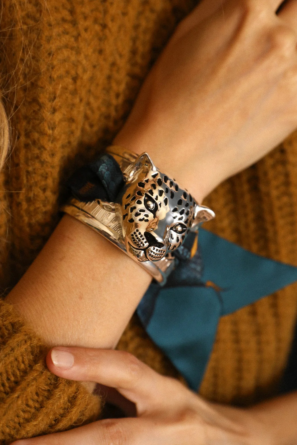 Ruban en soie 4 cm Serpent Bleu An-née motif animalier bleu nuit turquoise et jaune