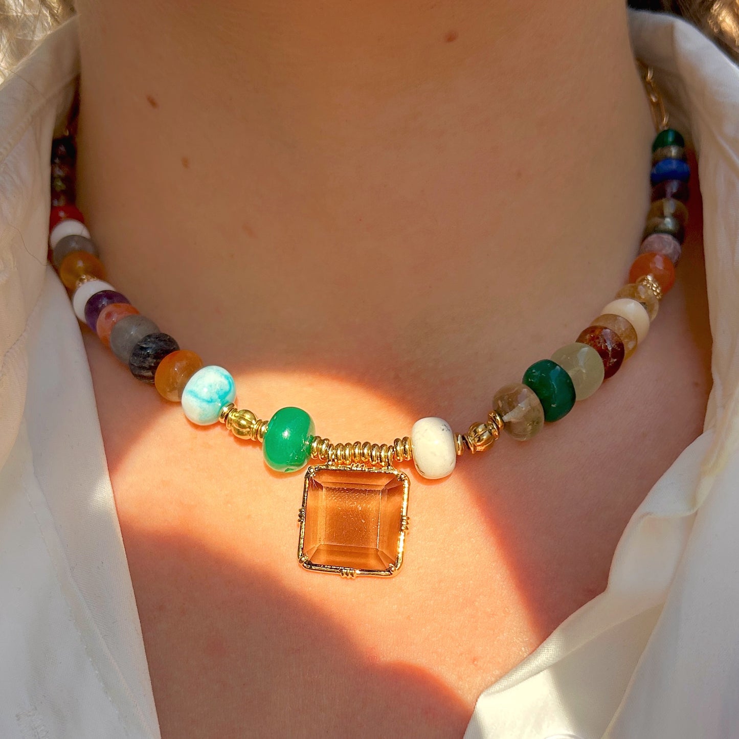 COLLIER - CARRE MULTICOLORE