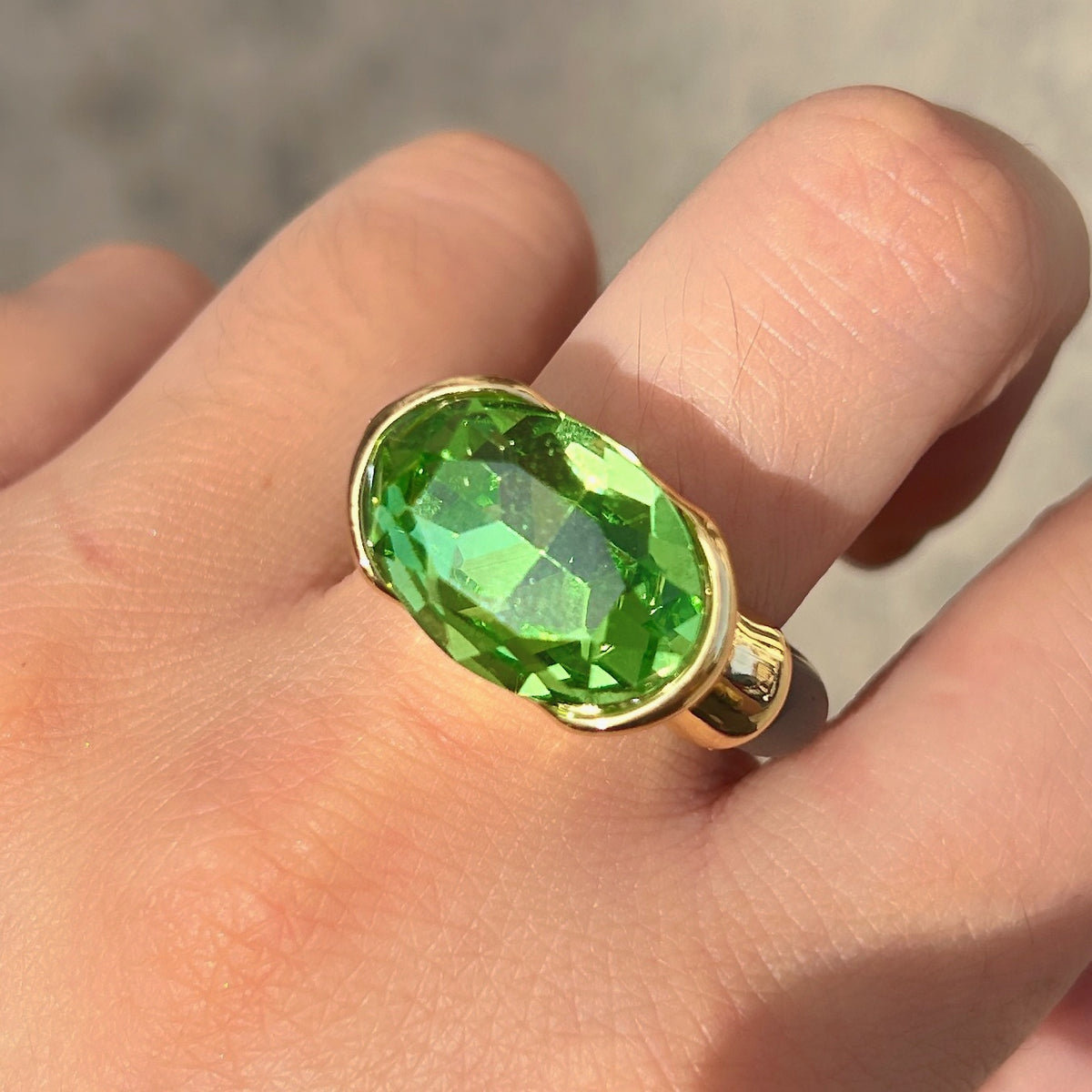 Bague femme Gala vert anis en cristal ovale et silicone marron