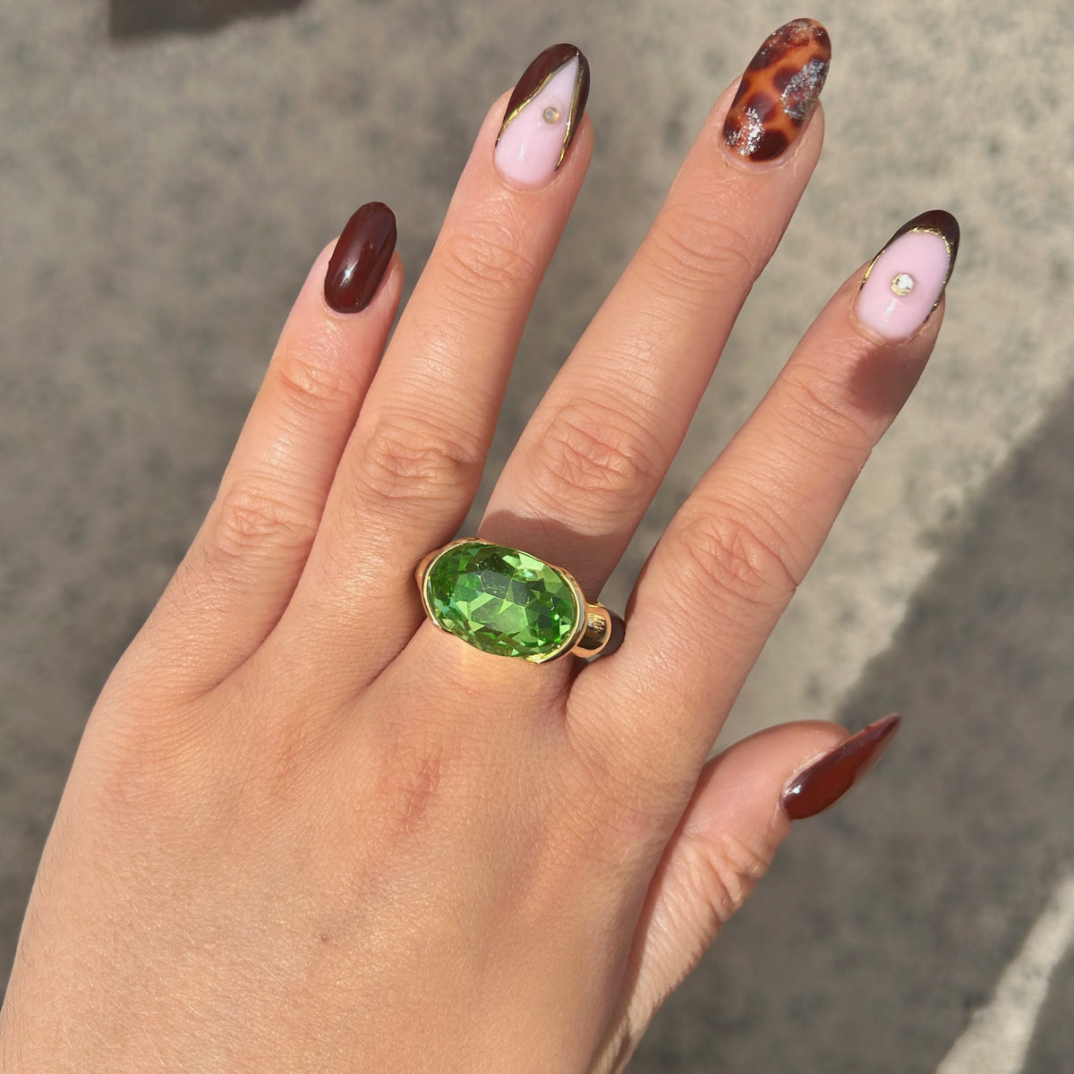 Bague femme Gala vert anis en cristal ovale et silicone marron
