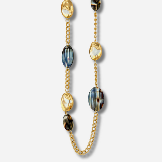 Sautoir Gold Onyx Francine Bramli Paris avec chaîne dorée et éléments noirs porté
