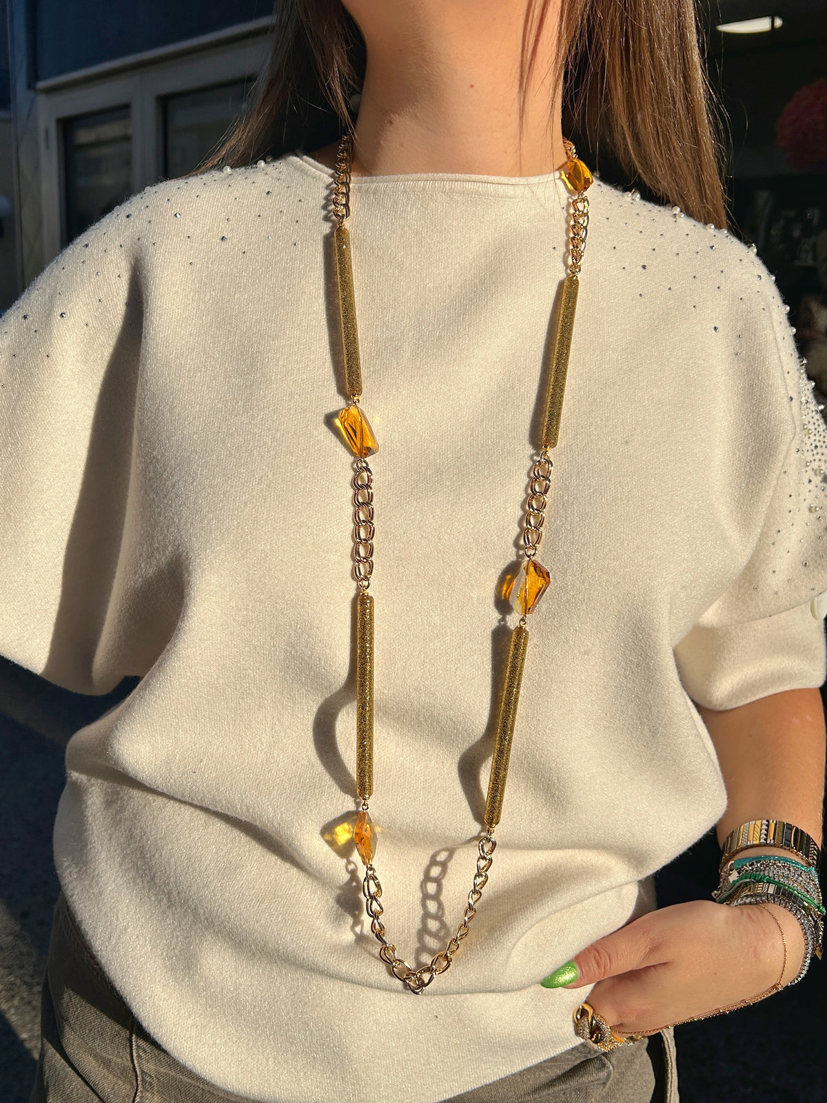 Sautoir Gold Paillettes Francine Bramli Paris avec pierres ambrées et chaîne dorée porté
