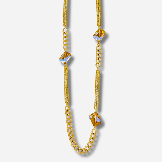 Sautoir Gold Paillettes Francine Bramli Paris avec pierres ambrées et chaîne dorée porté

