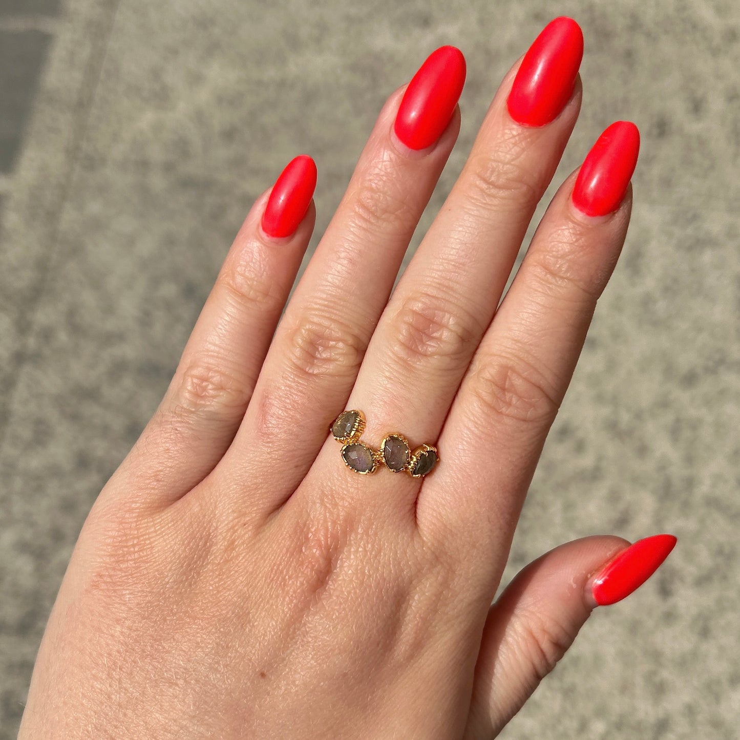 Bague labradorite portée Au Fil de Lo