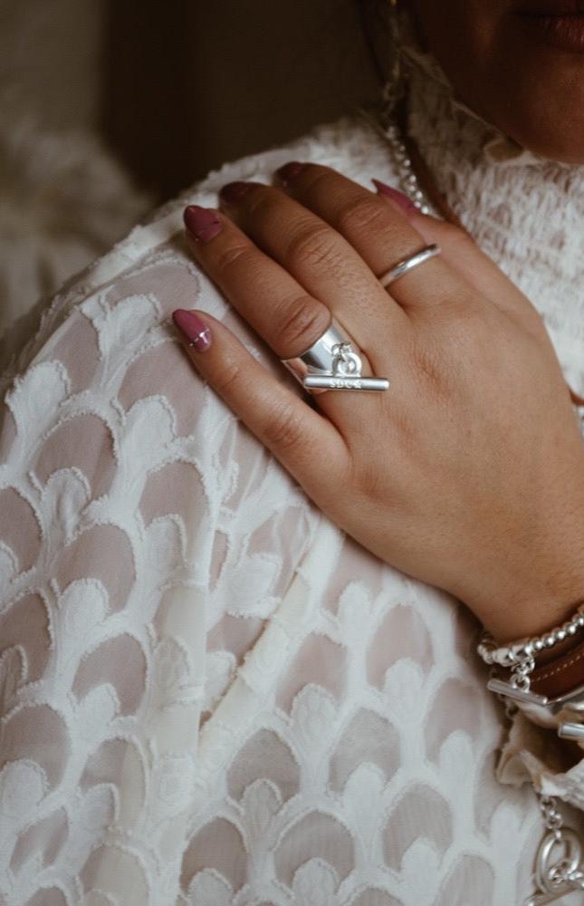 bague-83-barre-incurvee-barre-secret-de-cuir