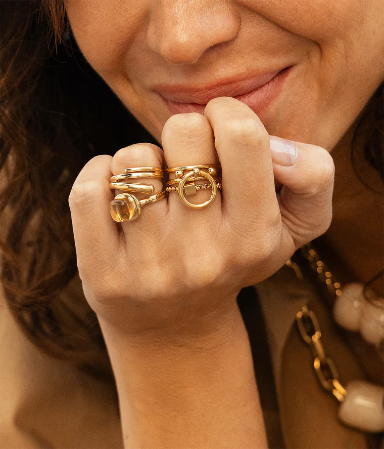 Bague Aglae Zag portée à la main