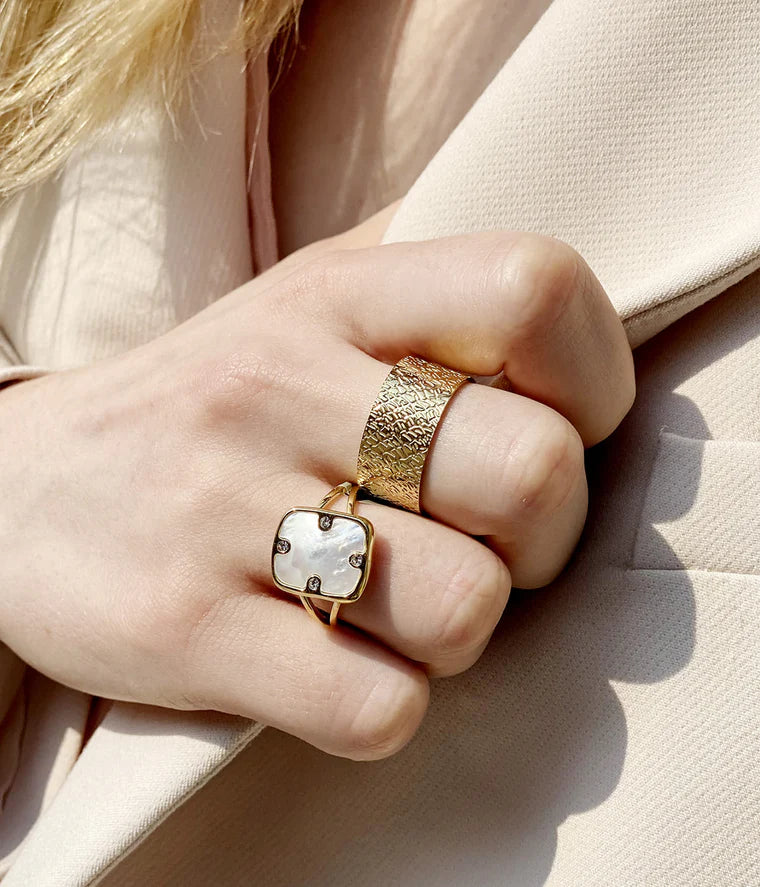 Bague Alicia Zag nacre portée accumulation bagues dorées Zag