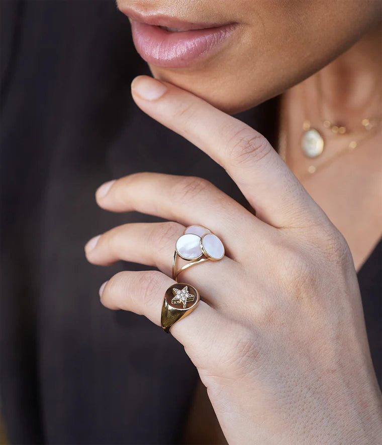 Bague Anouk Zag portée à la main
