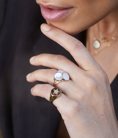Bague Anouk Zag portée à la main
