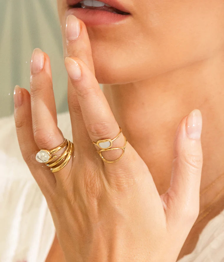 Bague Apola Zag portée au doigt