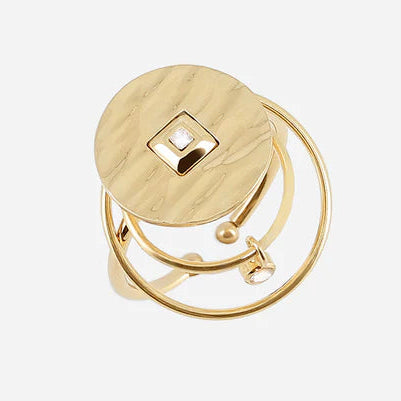 Bague Astrée Zag dorée avec disque martelé et strass central