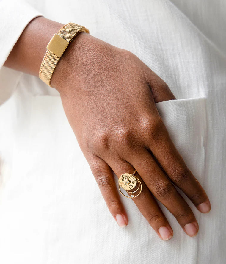 Bague Astrée Zag portée à la main