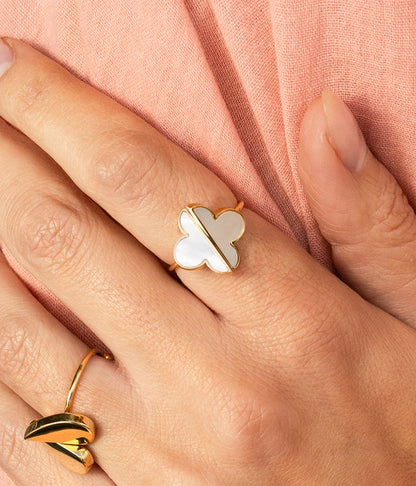 Bague Azzo Zag portée au doigt