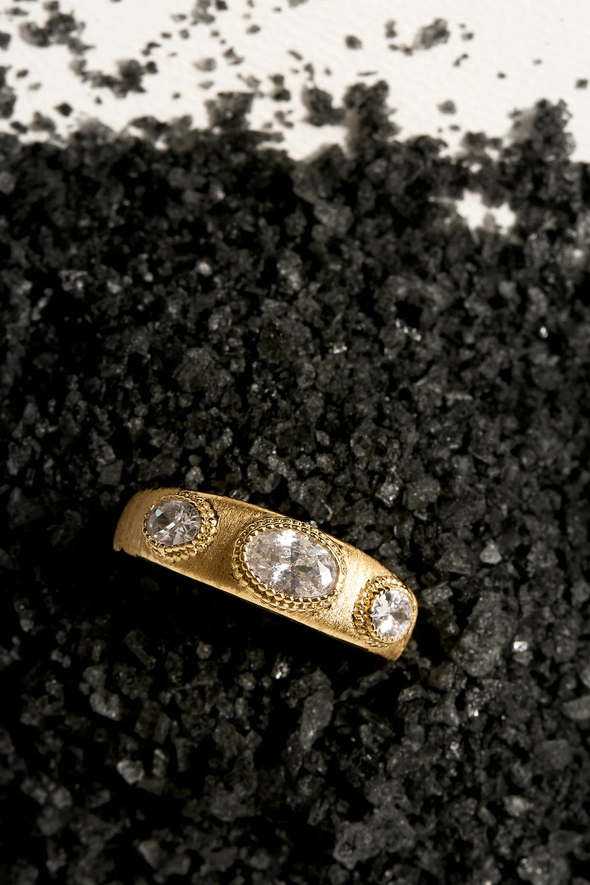 Bague Balmoral Gold MYA BAY ajustable avec trois pierres blanches