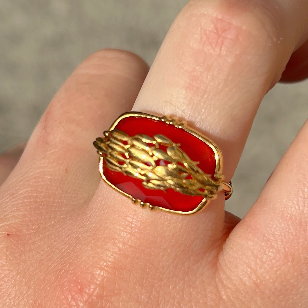 Bague cornaline rouge motif poissons doré Au Fil de Lo