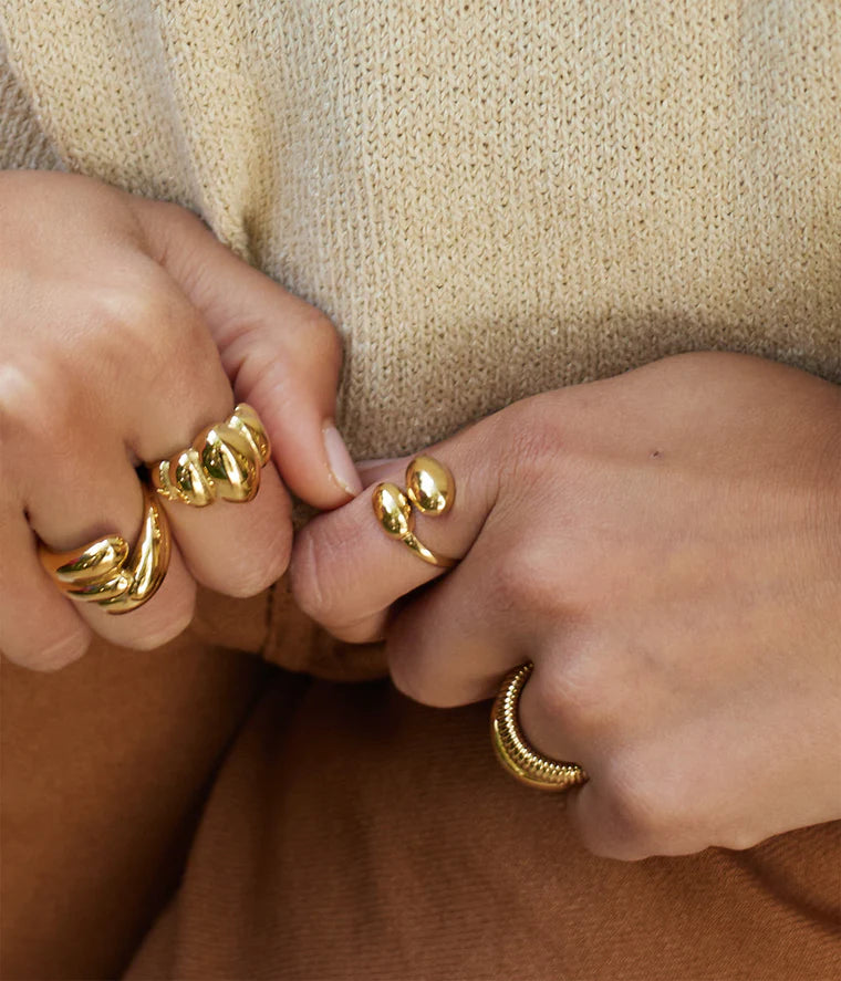 Bague Basco Zag portée au doigt