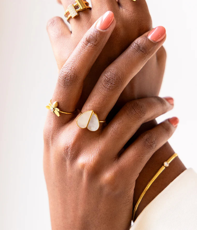 Bague Basilio Zag portée au doigt