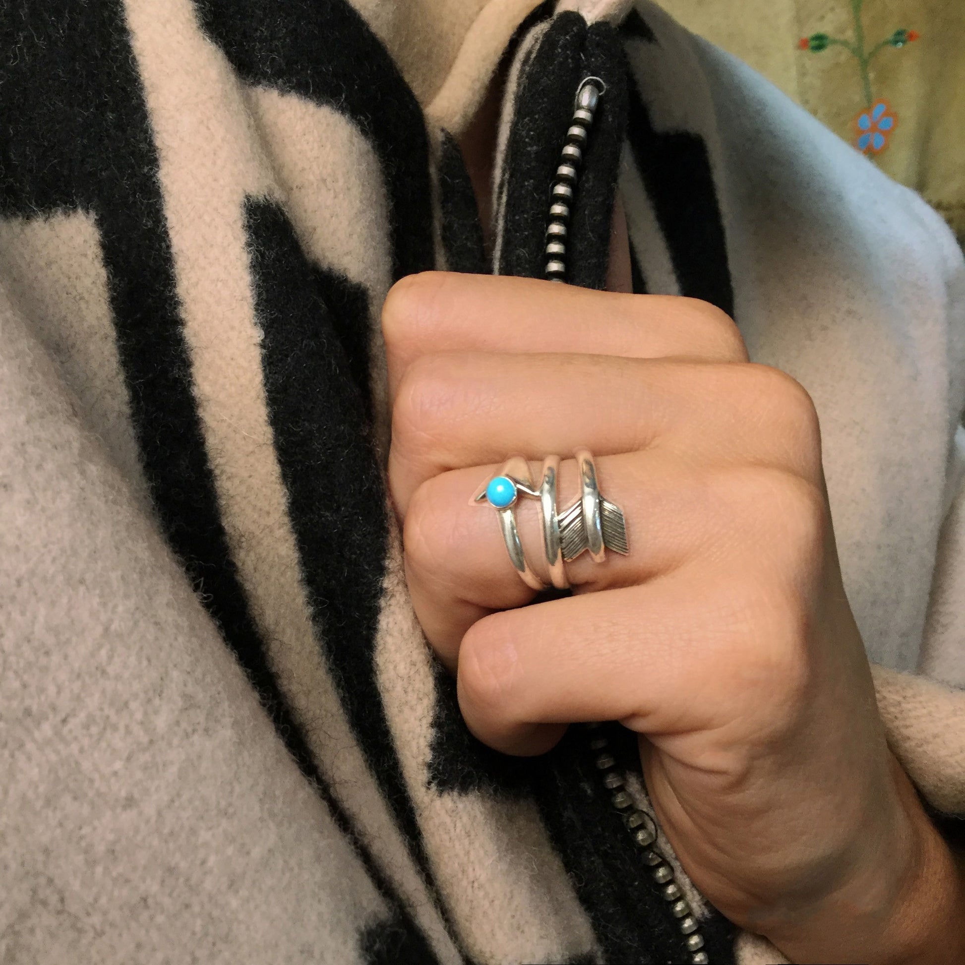 Bague Harpo BAW42 en argent massif avec flèche gravée et pierre turquoise inspirée des bijoux amérindiens.