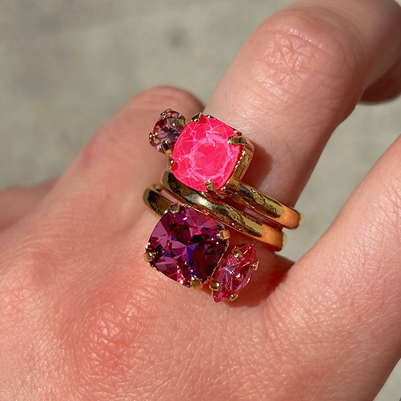 Bague Crézus pierres roses facettées dorée