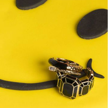 Bague Black Big Diamond MYA-BAY dorée en émail noir